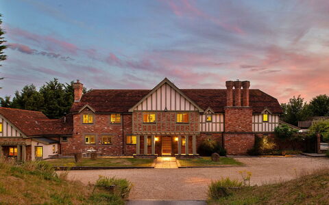 Chillstone House: Altan
