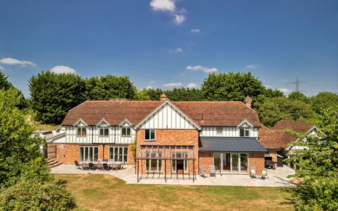 Chillstone House: Altan