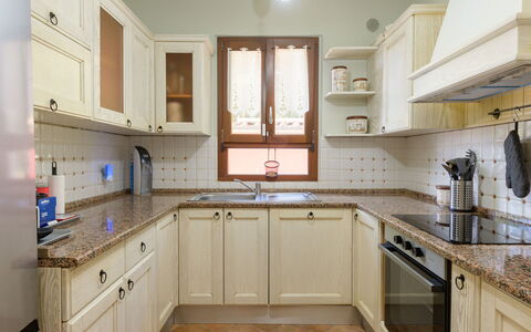 Red House: Køkken, Cabinetry, Countertop, Køkken Apparat, Større Bandage, Indretning, Træ, Møbel, Gulvbelægning, Skab