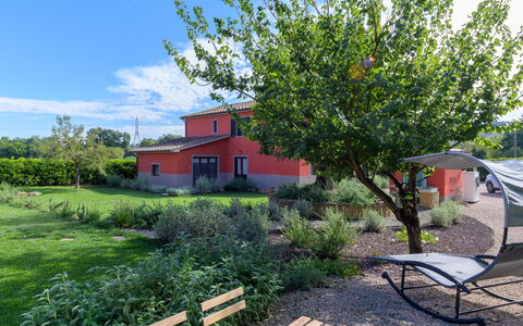 Red House: Busk, Have, Forår, Lawn, Landscaping, Skygge, Gård, Backyard, Botanisk Have, Stuehus