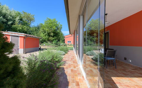 Red House: Skygge, Have, Backyard, Mursten, Estate, Gård, Landscaping, Hacienda, Dagslys, Gårdsplads