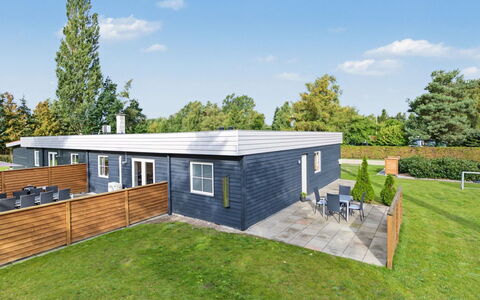 Nina - 600M from the Sea: Tag, Hjem, Sommerhus, Skygge, Lawn, Have, Gård, Landscaping, Estate, Sidespor