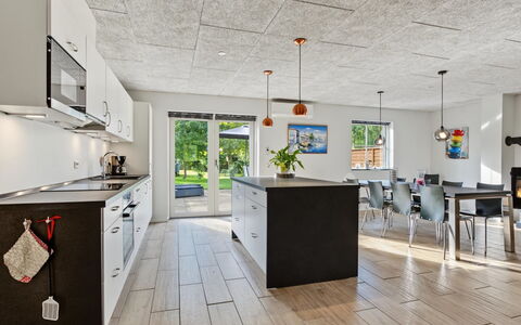 Nina - 600M from the Sea: Gulvbelægning, Træ, Loft, Etage, Indretning, Møbel, Køkken, Lysarmatur, Countertop, Stol