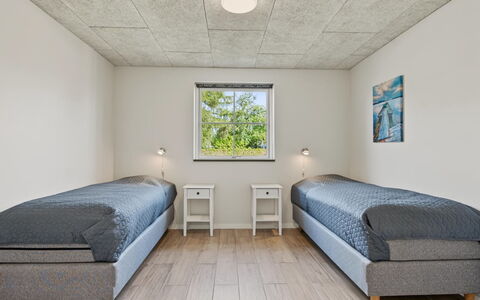 Nina - 600M from the Sea: Loft, Etage, Gulvbelægning, Soveværelse, Værelse, Lejlighed, Bed Frame, Seng, Sengetøj, Sengetøj