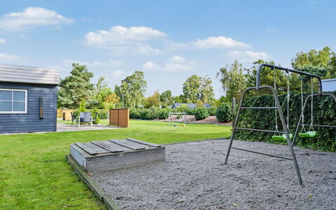 Nina - 600M from the Sea: Træ, Græs, Landskab, Have, Land Lot, Lawn, Landscaping, Skygge, Parkere, Backyard
