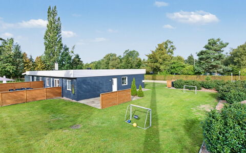 Nina - 600M from the Sea: Have, Skygge, Lawn, Landscaping, Estate, Gård, Design, Stuehus, Parkere, Backyard