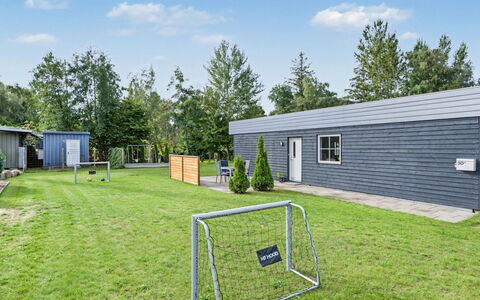 Nina - 600M from the Sea: Have, Lawn, Gård, Skygge, Backyard, Sidespor, Landscaping, Garden Bygninger, Parkere, Skur