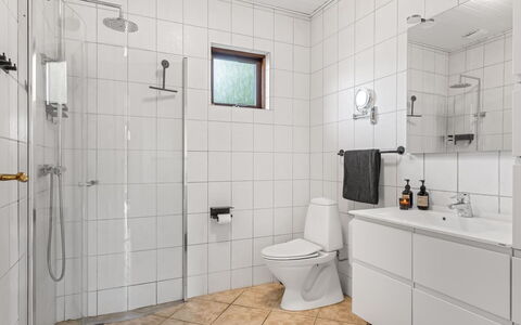 Anarosa - 6Km from the Sea: Gulvbelægning, Sanitærarmatur, Etage, Indretning, Badeværelse, Toilet, Toiletbræt, Håndvask, Badeværelsesskab, Loft