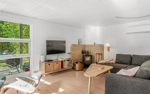 Aisa - 200M from the Sea: Indretning, Væg, Gulvbelægning, Træ, Loft, Etage, Møbel, Couch, Stue, Trægulve