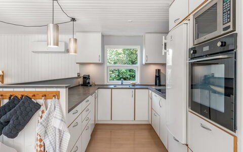 Aisa - 200M from the Sea: Køkken, Countertop, Køkken Apparat, Indretning, Træ, Cabinetry, Gulvbelægning, Større Bandage, Loft, Håndvask
