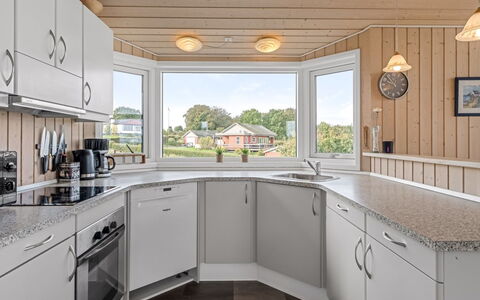 Taneli - 400M from the Sea: Køkken, Indretning, Træ, Loft, Gulvbelægning, Countertop, Køkken Apparat, Cabinetry, Etage, Belysning