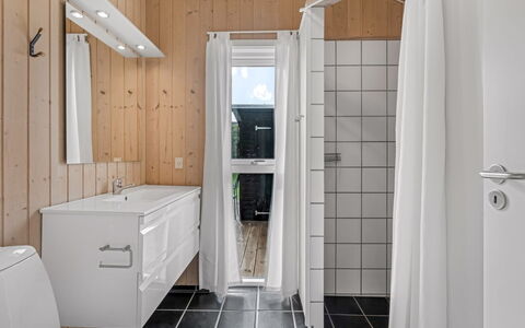 Taneli - 400M from the Sea: Gulvbelægning, Væg, Etage, Sanitærarmatur, Træ, Indretning, Håndvask, Loft, Badeværelse, Vvs