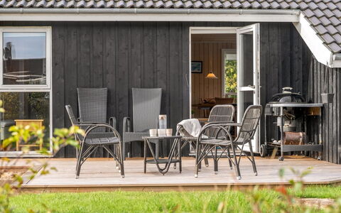 Taneli - 400M from the Sea: Træ, Møbel, Udendørs Møbler, Hårdttræ, Stol, Dør, Blomsterkrukke, Planke, Veranda, Dæk