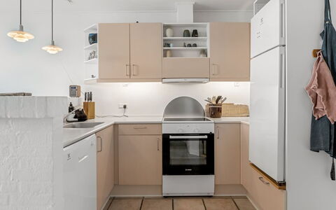 Jela - 10M from the Sea: Køkken Apparat, Køkken, Countertop, Cabinetry, Møbel, Indretning, Større Bandage, Gulvbelægning, Lysarmatur, Husholdningsapparat