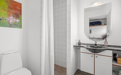 Jela - 10M from the Sea: Sanitærarmatur, Håndvask, Indretning, Gulvbelægning, Etage, Badeværelsesvask, Tap, Badeværelse, Toilet, Vvs