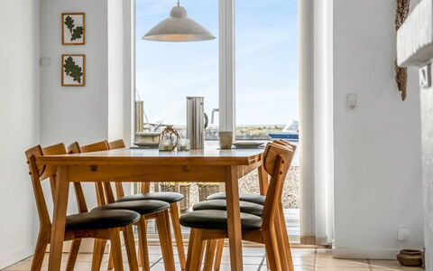 Jela - 10M from the Sea: Møbel, Bord, Gulvbelægning, Træ, Indretning, Stol, Spisestue, Køkken & Spisebord, Etage, Bejdse