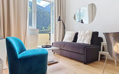 Franz Josef: Møbel, Indretning, Væg, Gulvbelægning, Etage, Textile, Værelse, Hjem, Belysning, Stue