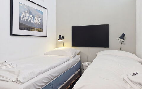 Franz Josef: Indretning, Soveværelse, Lejlighed, Seng, Bed Frame, Sengetøj, Sengetøj, Loft, Billedramme, Throw Pillow