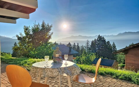 Valdemosa: Møbel, Stol, Bord, Have, Udendørs Møbler, Eco Hotel, Skygge, Landscaping, Lawn, Køkken & Spisebord
