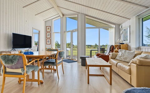 Sighrik - 600M from the Sea: Hjem, Sommerhus, Dør, Hårdttræ, Veranda, Estate, Sidespor, Planke, Bejdse, Garden Bygninger