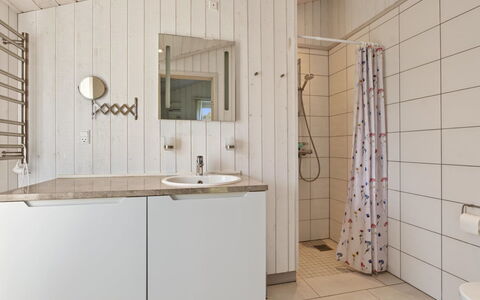 Sighrik - 600M from the Sea: Gulvbelægning, Sanitærarmatur, Væg, Etage, Indretning, Træ, Badeværelse, Håndvask, Tap, Vvs