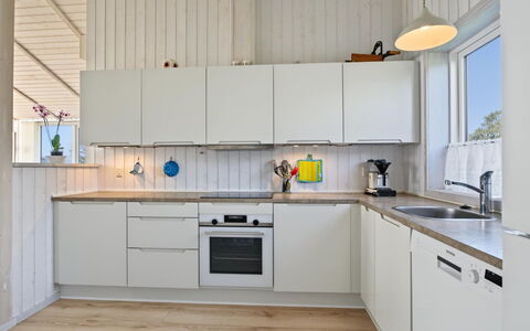 Sighrik - 600M from the Sea: Køkken, Countertop, Køkken Apparat, Gulvbelægning, Større Bandage, Indretning, Træ, Cabinetry, Møbel, Køkkenvask