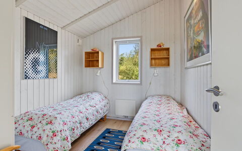 Sighrik - 600M from the Sea: Træ, Hjem, Dør, Soveværelse, Sommerhus, Maling, Sengetøj, Seng, Bed Frame, Sengetøj