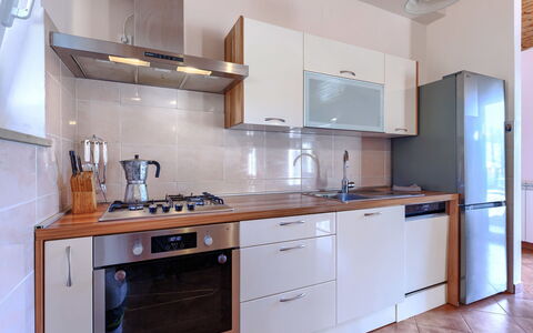 Istria Serenity: Køkken Apparat, Køkken, Countertop, Cabinetry, Større Bandage, Gulvbelægning, Komfur, Husholdningsapparat, Træ, Komfur