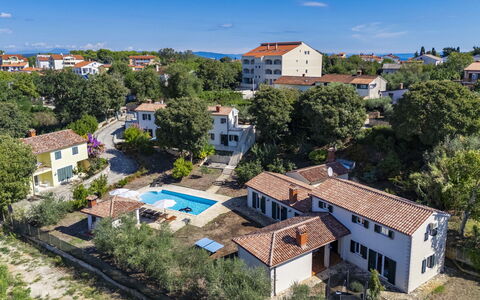 Istria Serenity: Bygning, Boligområde, Hus, Hjem, Estate, Tag, Svømmepøl, Menneskelig Bosættelse, Udvej, Forstad