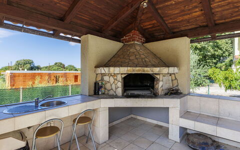 Istria Serenity: Skygge, Bejdse, Stol, Have, Flise, Pavilion, Naturmateriale, Udendørs Struktur, Backyard, Udvej