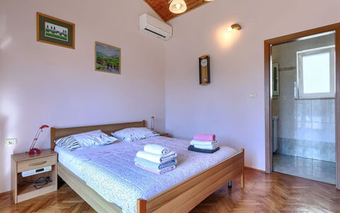 Istria Serenity: Seng, Soveværelse, Etage, Træ, Gulvbelægning, Sengetøj, Indretning, Sengetøj, Møbel, Loft