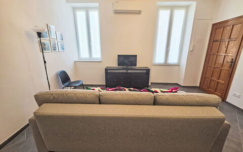 Due Passi: Møbel, Indretning, Gulvbelægning, Couch, Etage, Træ, Værelse, Stue, Belysning, Lejlighed