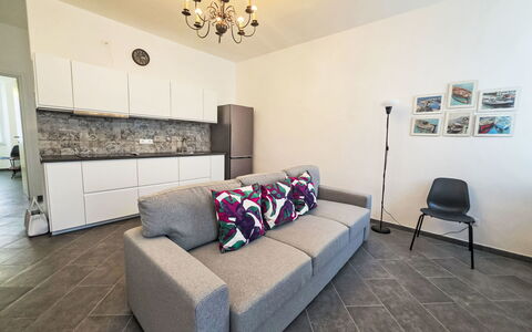 Due Passi: Møbel, Indretning, Gulvbelægning, Etage, Couch, Træ, Værelse, Loft, Stue, Belysning