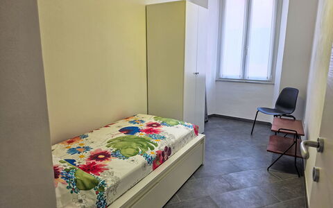 Due Passi: Seng, Soveværelse, Etage, Gulvbelægning, Sengetøj, Indretning, Sengetøj, Møbel, Bed Frame, Værelse