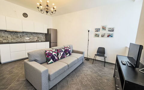 Due Passi: Møbel, Gulvbelægning, Indretning, Etage, Couch, Værelse, Loft, Belysning, Lejlighed, Stue