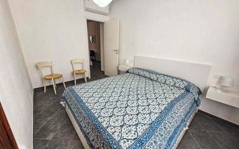 Due Passi: Soveværelse, Etage, Seng, Gulvbelægning, Sengetøj, Sengetøj, Indretning, Bed Frame, Værelse, Lejlighed