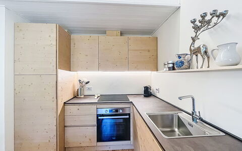 Dorian: Køkken, Gulvbelægning, Træ, Countertop, Etage, Indretning, Cabinetry, Møbel, Loft, Køkkenvask