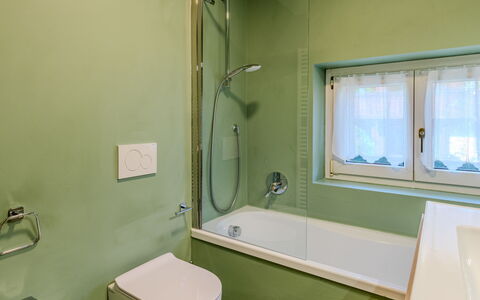 Dorian: Badeværelse, Sanitærarmatur, Badekar, Væg, Gulvbelægning, Indretning, Etage, Tap, Toilet, Vvs