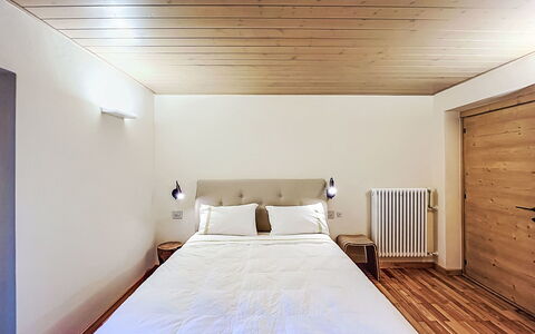 Dorian: Seng, Væg, Gulvbelægning, Indretning, Soveværelse, Træ, Etage, Loft, Sengetøj, Møbel