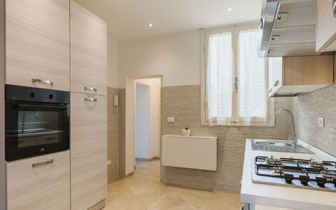 L'Edera e Il Mare: Køkken, Countertop, Gulvbelægning, Køkken Apparat, Større Bandage, Indretning, Træ, Cabinetry, Etage, Loft