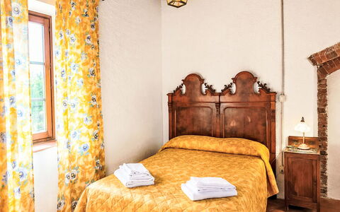 Villa Monti: Væg, Møbel, Træ, Soveværelse, Seng, Indretning, Sengetøj, Sengetøj, Sengetøj, Bed Frame