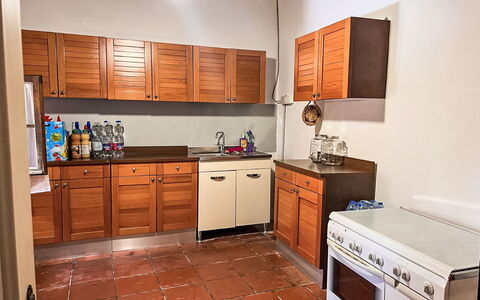 Pari 3: Cabinetry, Køkken, Gulvbelægning, Countertop, Køkken Apparat, Møbel, Træ, Større Bandage, Skuffe, Etage