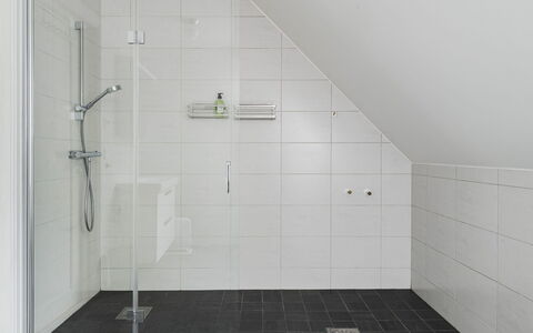 Björkfjärden: Gulvbelægning, Etage, Sanitærarmatur, Flise, Loft, Badeværelse, Vvs, Bruser
