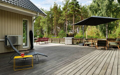 Björkfjärden: Træ, Udendørs Møbler, Trægulve, Dæk, Hårdttræ, Planke, Have, Bejdse, Skygge, Stol