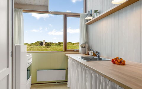 Anita - 400M from the Sea: Indretning, Træ, Gulvbelægning, Loft, Etage, Køkken, Countertop, Værelse, Bejdse, Cabinetry