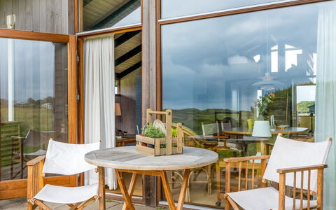 Anita - 400M from the Sea: Træ, Hjem, Sommerhus, Hårdttræ, Stol, Eco Hotel, Bejdse, Skygge, Naturmateriale, Veranda