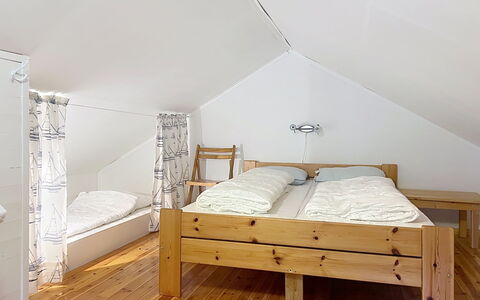 Nonstuo: Møbel, Indretning, Seng, Træ, Etage, Soveværelse, Gulvbelægning, Loft, Værelse, Belysning