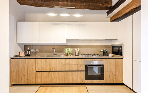 La Casa in Centro: Indretning, Møbel, Køkken, Countertop, Gulvbelægning, Træ, Cabinetry, Etage, Køkken Apparat, Værelse