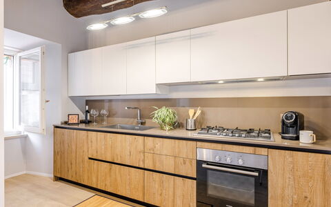 La Casa in Centro: Køkken, Countertop, Indretning, Cabinetry, Møbel, Køkken Apparat, Træ, Gulvbelægning, Større Bandage, Husholdningsapparat