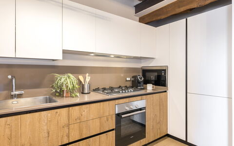 La Casa in Centro: Køkken, Countertop, Indretning, Træ, Gulvbelægning, Cabinetry, Møbel, Køkken Apparat, Etage, Større Bandage